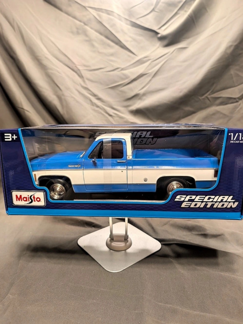 Maisto 1972 Chevrolet C10 Cheyenne Super Die-Cast Pickup Truck Blue & White